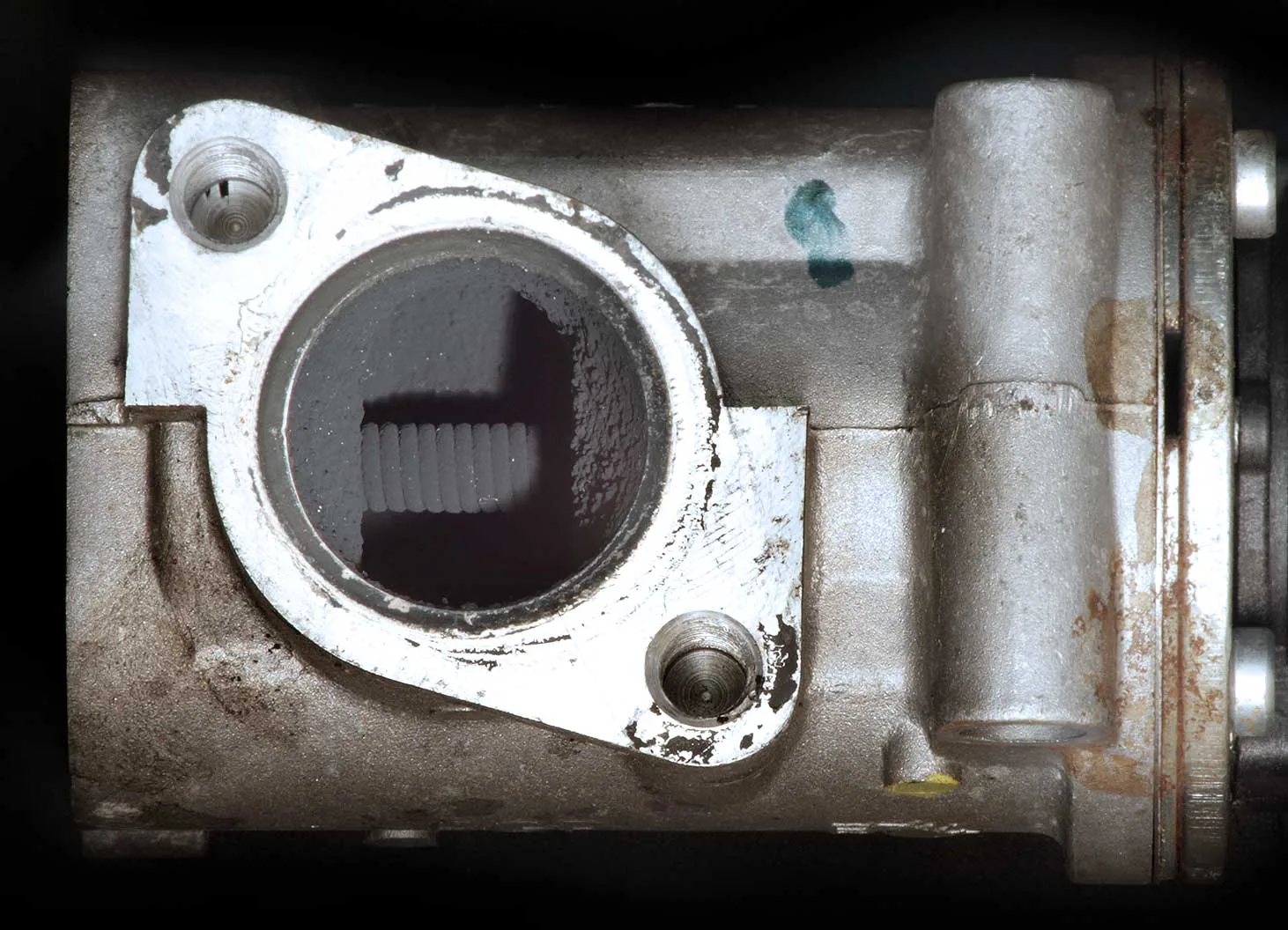 Opel Astra H EGR valve, close view of the round seat in the metal body and a curved outlet pipe