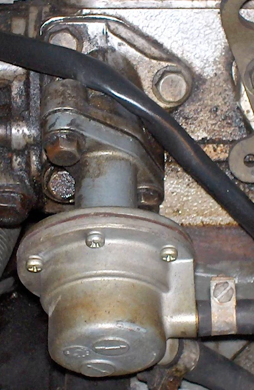Engine-mounted mechanical fuel pump with hoses connected